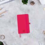 Finocam Nexo Quaderno a copertina morbida - 72 fogli - 90x150 mm - Carta color crema da 80 g/m² - Liscio - Tasca interna - Chiusura con elastico - Fogli microperforati - Colore fucsia - immagine 2