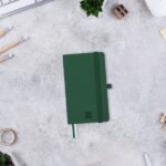 Finocam Nexo Quaderno a copertina morbida - 72 fogli - 90x150 mm - Carta color crema da 80 g/m² - Liscio - Tasca interna - Chiusura con elastico - Fogli microperforati - Colore verde scuro - immagine 2