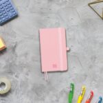 Finocam Nexo Quaderno a Copertina Morbida - 72 Fogli - 90x150mm - Carta Crema da 80g/m² - Tasca Interna - Chiusura con Elastico - Portapenne - Fogli Microperforati - Colore Rosa - immagine 2
