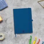 Finocam Nexo Taccuino a Copertina Morbida - 72 Fogli - Formato A5 - 148x210 mm - Carta Crema da 80 g/m² - Tasca Interna - Chiusura con Elastico - Portapenne - A Punti - Colore Blu Marino - immagine 2
