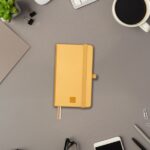 Finocam Nexo Quaderno a Copertina Morbida - 72 Fogli - 90x150mm - Righe Orizzontali - Carta Crema da 80g/m² - Tasca Interna - Chiusura con Elastico - Portapenne - Fogli Microperforati - Colore Cammello - immagine 2