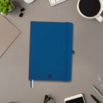 Finocam Nexo Quaderno a Copertina Morbida - 72 Fogli - Formato A5 - 148x210 mm - Carta Crema da 80 g/m² - Tasca Interna - Chiusura con Elastico - Portapenne - Righe Orizzontali - Colore Blu Marino - immagine 2