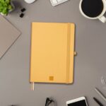 Finocam Nexo Quaderno a copertina morbida - 72 fogli - Formato A5 - 148x210 mm - Righe orizzontali - Carta crema da 80 g/m² - Tasca interna - Portapenne - Fogli microperforati - Colore cammello - immagine 2