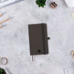 Finocam Nexo Taccuino con copertina rigida - 72 fogli - 90x150 mm - Carta color crema da 80 g/m² - Liscia - Tasca interna - Chiusura con elastico - Fogli microperforati - Colore nero - immagine 2
