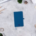 Finocam Nexo Taccuino con copertina rigida - 72 fogli - 90x150 mm - Carta color crema da 80 g/m² - Liscia - Tasca interna - Chiusura con elastico - Fogli microperforati - Colore blu navy - immagine 2