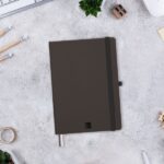 Finocam Nexo Taccuino con Copertina Rigida - 72 Fogli - Formato A5 - 148x210 mm - Carta Crema da 80 g/m² - Liscia - Tasca Interna - Chiusura con Elastico - Fogli Microperforati - Colore Nero - immagine 2