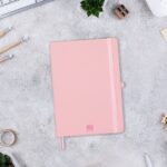 Finocam Nexo Quaderno con copertina rigida - 72 fogli - Formato A5 - 148x210 mm - Carta color crema da 80 g/m² - Liscio - Tasca interna - Chiusura con elastico - Fogli microperforati - Colore rosa - immagine 2