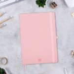 Finocam Nexo Quaderno con copertina rigida - 72 fogli - Formato B5 - 176x250 mm - Carta color crema da 80 g/m² - Liscio - Tasca interna - Chiusura con elastico - Fogli microperforati - Colore rosa - immagine 2