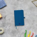 Finocam Nexo Taccuino con copertina rigida - 72 fogli - 90x150 mm - Carta crema da 80 g/m² - Tasca interna - Chiusura con elastico - Portapenne - Fogli microperforati - Colore blu navy - immagine 2