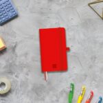 Finocam Nexo Taccuino con copertina rigida - 72 fogli - 90x150 mm - Carta crema da 80 g/m² - Tasca interna - Chiusura con elastico - Portapenne - Fogli microperforati - Colore rosso - immagine 2