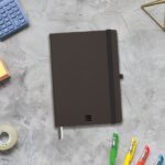 Finocam Nexo Taccuino con Copertina Rigida - 72 Fogli - Formato A5 - 148x210mm - Carta Crema da 80g/m² - Tasca Interna - Chiusura con Elastico - Portapenne - Fogli Microperforati - Colore Nero - immagine 2