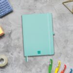 Finocam Nexo Quaderno con copertina rigida - 72 fogli - Formato A5 - 148x210 mm - Carta color crema da 80 g/m² - Tasca interna - Chiusura con elastico - Portapenne - Fogli microperforati - Colore turchese - immagine 2