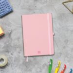 Finocam Nexo Taccuino con copertina rigida - 72 fogli - Formato A5 - 148x210 mm - Carta color crema da 80 g/m² - Tasca interna - Chiusura con elastico - Portapenne - Fogli microperforati - Colore rosa - immagine 2