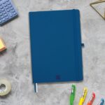Finocam Nexo Taccuino con copertina rigida - 72 fogli - Formato B5 - 176x250 mm - Carta color crema da 80 g/m² - Tasca interna - Chiusura con elastico - Portapenne - Fogli microperforati - Colore blu navy - immagine 2