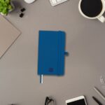 Finocam Nexo Quaderno con copertina rigida - 72 fogli - 90x150 mm - Righe orizzontali - Carta color crema da 80 g/m² - Tasca interna - Portapenne - Fogli microperforati - Colore blu navy - immagine 2