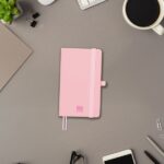 Finocam Nexo Quaderno con copertina rigida - 72 fogli - 90x150 mm - Righe orizzontali - Carta color crema da 80 g/m² - Tasca interna - Portapenne - Fogli microperforati - Colore rosa - immagine 2