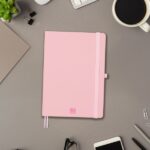 Finocam Nexo Quaderno con copertina rigida - 72 fogli - Formato A5 - 148x210 mm - Righe orizzontali - Carta color crema da 80 g/m² - Tasca interna - Portapenne - Fogli microperforati - Colore rosa - immagine 2