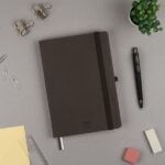 Finocam Nexo Double Quaderno con Copertina Rigida - 144 Fogli - Formato A5 - 148x210 mm - Carta Crema da 80 g/m² - Liscio - Tasca Interna - Chiusura con Elastico - Fogli Microperforati - Colore Nero - immagine 2