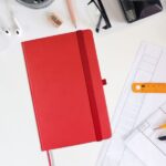 Finocam Class Quaderno a Copertina Rigida - 96 Fogli - 130x210mm - Carta Crema da 80g/m2 - Liscia - Tasca Interna - Chiusura con Elastico - Fogli Microperforati - Colore Rosso - immagine 2