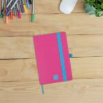 Finocam Modern Taccuino con copertina leggera - 72 fogli - 100x150 mm - Carta crema da 80 g/m² - Tasca interna - Chiusura con elastico - Fogli microperforati - Colore rosa - immagine 2