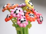 Bismark Animals Panda Penna a sfera Tacto Soft con fiori e faccina di panda - Punta fine - Inchiostro gel nero - 6 modelli diversi - immagine 2