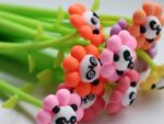 Bismark Animals Panda Penna a sfera Tacto Soft con fiori e faccina di panda - Punta fine - Inchiostro gel nero - 6 modelli diversi - immagine 3