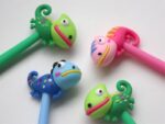 Bismark Animals Camaleonte Penna a sfera Soft Touch con divertenti camaleonti - Punta fine - Inchiostro gel nero - 3 diversi design - immagine 2