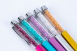 Espositore Apli Diamond con 25 penne a sfera metalliche a scatto - Meccanismo a rotazione - Punta da 1 mm - Inchiostro blu - Colori assortiti - immagine 3