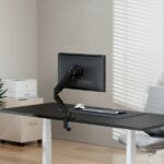 Aisens Supporto da tavolo Eco con contrappeso, girevole e inclinabile, per monitor/TV da 17-32" - 1 braccio e 3 snodi - Peso massimo 9 kg - Colore: nero - immagine 4