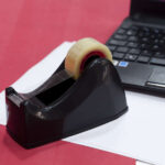 Apli Office Porta Cinta para Rollos de 33mm - Cuchilla Metalica Dentada - Facil de Usar - Resistente y Duradero - Color Negro - immagine 2