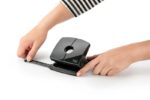 Novus B 220 re+new Perforadora de Papel - Fabricada con Plastico Reciclado - Hasta 20 Hojas - Escala de Tope - Vaciado Facil - Punzones 5.5mm - Color Negro - immagine 2
