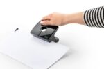 Novus B 220 re+new Perforadora de Papel - Fabricada con Plastico Reciclado - Hasta 20 Hojas - Escala de Tope - Vaciado Facil - Punzones 5.5mm - Color Negro - immagine 4