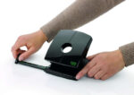 Novus B 230 re+new Perforadora de Papel - Perfora hasta 30 Hojas - Fabricada con Plastico Reciclado - Escala de Tope - Vaciado Facil - Punzones 5.5mm - Color Negro - immagine 2
