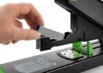 Novus B 50 re+new Grapadora de Gruesos - Fabricada con Plastico Reciclado - Hasta 140 Hojas - Grapado Cerrado con Sistema Bypass - Color Negro/Verde - immagine 4