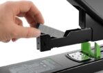 Novus B 56 re+new Grapadora de Gruesos - Fabricada con Plastico Reciclado - Hasta 200 Hojas - Grapado Cerrado con Sistema Bypass - immagine 4