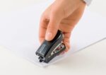 Novus Mini Grapadora Compacta - Hasta 12 Hojas - Grapado Cerrado y Abierto - Incluye 320 Grapas - Color Negro - immagine 2