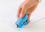 Novus Mini Grapadora Compacta - Hasta 12 Hojas - Grapado Cerrado y Abierto - Incluye 320 Grapas - Color Azul - immagine 2