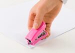 Novus Mini Grapadora Compacta - Hasta 12 Hojas - Grapado Cerrado y Abierto - Incluye 320 Grapas - Color Rosa - immagine 2