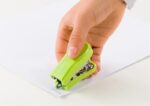 Novus Mini Grapadora Compacta - Hasta 12 Hojas - Grapado Cerrado y Abierto - Incluye 320 Grapas - Color Verde - immagine 2