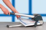 Petrus 582 Super Taladro Perforador para Gruesos - Perfora hasta 250 Hojas - Palanca Larga para Minimo Esfuerzo - Punzones de 6mm - Barra Guia Resistente hasta Formato A3 - Color Gris - immagine 5