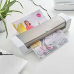 Leitz ILam Home Office A4 Plastificadora A4 - Para Grosores de 80 a 125 micras - Calentamiento en 3min - Velocidad 310 mm/min - Tiempo Aprox. A4 80 micras 60seg - Color Gris/Blanco - immagine 2