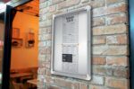 Nobo Vitrina para 4 Hojas A4 con Superficie Blanca Magnetica - 532x692x37mm - Puerta de Cristal de Seguridad - Marco de Aluminio - Color Blanco - immagine 2