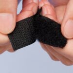Apli Dispensador de Cinta Adhesiva Gancho Bucle - Union Segura - Reutilizable - Resistencia hasta 10 kg - Adhesivo Acrilico de Alta Calidad - Versatil y Duradera - Color Negro - immagine 2