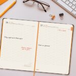 Finocam Flexi Lisa Agenda - Anual 2026 - Tapa Blanda - Formato FA5 - 151x23x214mm - 1 Dia por Pagina - Color Rojo - immagine 3