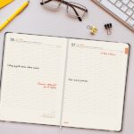 Finocam Flexi Lisa Agenda en Catalan - Anual 2026 - Tapa Blanda - Formato FA5 - 151x23x214mm - 1 Dia por Pagina - Color Negro - immagine 3