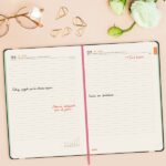Finocam Flexi Joy Agenda - Anual 2026 - Tapa Blanda - Formato FA5 - 151x23x214mm - 1 Dia por Pagina - Tematica de Flores - immagine 3