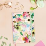 Finocam Flexi Joy Agenda en Catalan - Anual 2026 - Tapa Blanda - Formato FA5 - 151x23x214mm - 1 Dia por Pagina - Tematica de Flores - immagine 2