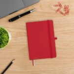 Finocam Minimal Textura Agenda - Anual 2026 - Tapa Dura - Cierre con Goma Elastica - Formato M4 - 124x27x174mm - 1 Dia por Pagina - Color Rojo - immagine 2