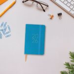 Finocam Flexi Lisa Agenda en Catalan - Anual 2026 - Tapa Blanda - Formato F2 - 85x13x130mm - Semana Vista Horizontal - Color Azul - immagine 2