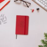 Finocam Flexi Lisa Agenda en Catalan - Anual 2026 - Tapa Blanda - Formato F2 - 85x13x130mm - Semana Vista Horizontal - Color Rojo - immagine 2